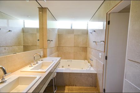 Apartamento para alugar com 410m², 5 quartos e 3 vagasBanheiro da Suíte 3