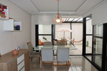 Sala de casa de condomínio para alugar com 2 quartos, 177m² em Jardim Semiramis, Cotia