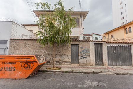 Casa à venda com 300m², 3 quartos e 3 vagas Casa à venda com 300m², 3 quartos e 3 vagasFachada