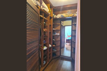 Casa de condomínio para alugar com 490m², 3 quartos e 3 vagas Casa de condomínio para alugar com 490m², 3 quartos e 3 vagasCloset