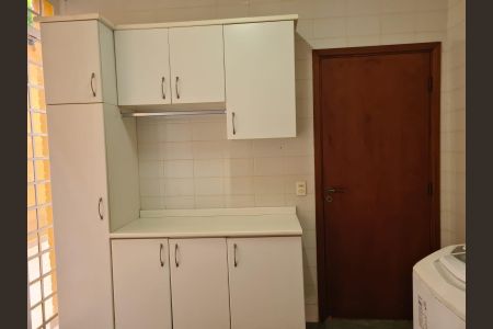 Casa de condomínio para alugar com 490m², 3 quartos e 3 vagas Casa de condomínio para alugar com 490m², 3 quartos e 3 vagasLavanderia