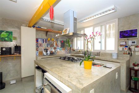 Casa à venda com 3 quartos, 340m² em Chácara Monte Alegre, São Paulo