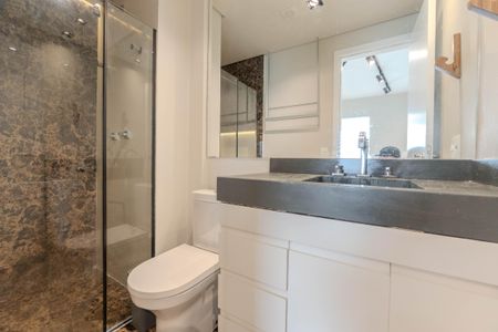 Apartamento para alugar com 65m², 1 quarto e 2 vagas Apartamento para alugar com 65m², 1 quarto e 2 vagasBanheiro da Suíte