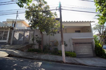 Casa para alugar com 196m², 4 quartos e 3 vagasFachada