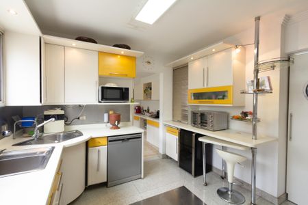 Apartamento à venda com 226m², 4 quartos e 2 vagasCozinha