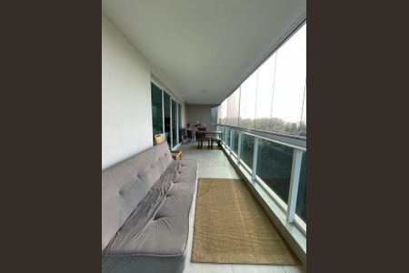 Apartamento à venda com 155m², 4 quartos e 2 vagas Apartamento à venda com 155m², 4 quartos e 2 vagasVaranda