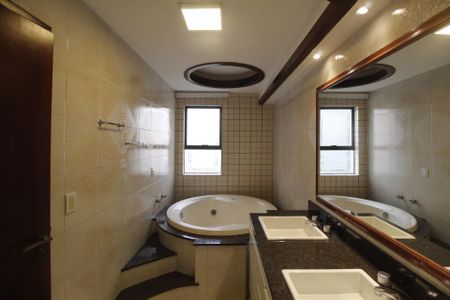 Apartamento à venda com 261m², 4 quartos e 2 vagasBanheiro da Suíte 1