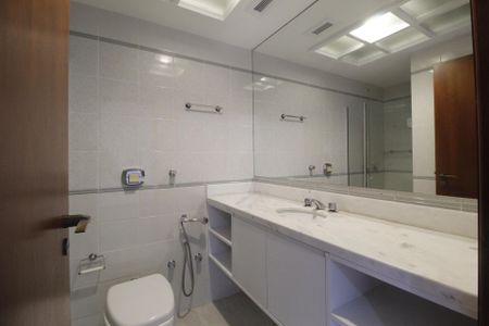 Apartamento à venda com 261m², 4 quartos e 2 vagasBanheiro da Suíte 3