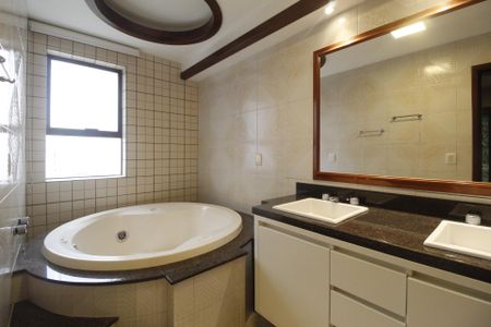 Apartamento à venda com 261m², 4 quartos e 2 vagasBanheiro da Suíte 1