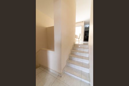 Casa à venda com 190m², 3 quartos e 4 vagas Casa à venda com 190m², 3 quartos e 4 vagasEscada