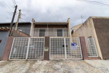 Casa à venda com 190m², 3 quartos e 4 vagas Casa à venda com 190m², 3 quartos e 4 vagasFachada