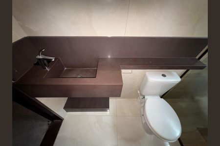 Casa à venda com 300m², 4 quartos e 3 vagas Casa à venda com 300m², 4 quartos e 3 vagasBanheiro 2