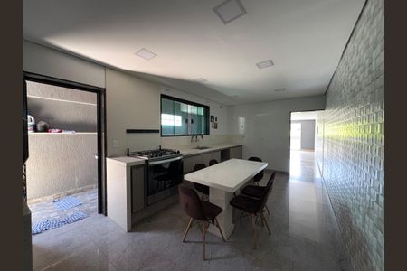 Casa à venda com 300m², 4 quartos e 3 vagas Casa à venda com 300m², 4 quartos e 3 vagasCozinha