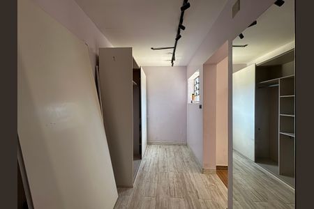 Casa à venda com 300m², 4 quartos e 3 vagas Casa à venda com 300m², 4 quartos e 3 vagasCloset quarto 4