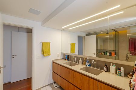 Apartamento à venda com 209m², 4 quartos e 3 vagasBanheiro da Suíte 1