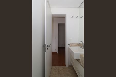 Apartamento à venda com 215m², 3 quartos e 4 vagas Apartamento à venda com 215m², 3 quartos e 4 vagasBanheiro da Suíte 2