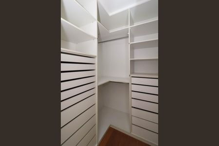 Apartamento à venda com 215m², 3 quartos e 4 vagas Apartamento à venda com 215m², 3 quartos e 4 vagasCloset da suíte 1