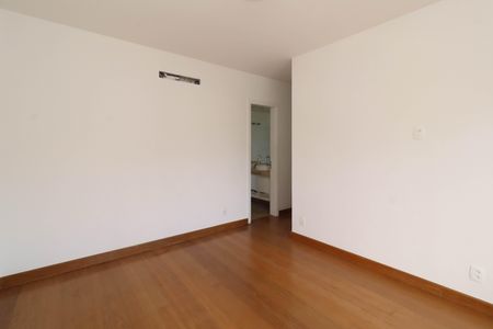 Apartamento à venda com 215m², 3 quartos e 4 vagas Apartamento à venda com 215m², 3 quartos e 4 vagasSuíte