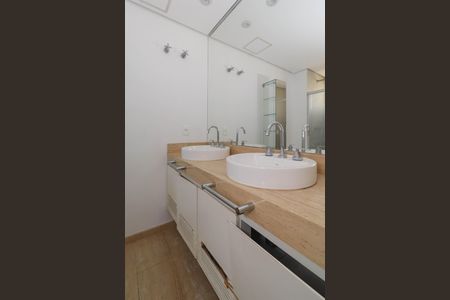 Apartamento à venda com 215m², 3 quartos e 4 vagas Apartamento à venda com 215m², 3 quartos e 4 vagasBanheiro da Suíte