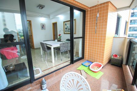 Apartamento à venda com 120m², 3 quartos e 3 vagas Apartamento à venda com 120m², 3 quartos e 3 vagasVaranda