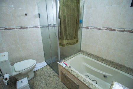 Apartamento à venda com 120m², 3 quartos e 3 vagas Apartamento à venda com 120m², 3 quartos e 3 vagasBanheiro da Suíte
