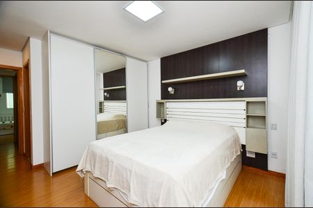 Apartamento à venda com 210m², 4 quartos e 2 vagas Apartamento à venda com 210m², 4 quartos e 2 vagasSuite