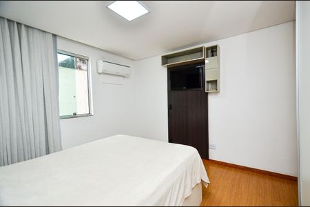 Apartamento à venda com 210m², 4 quartos e 2 vagas Apartamento à venda com 210m², 4 quartos e 2 vagasSuite