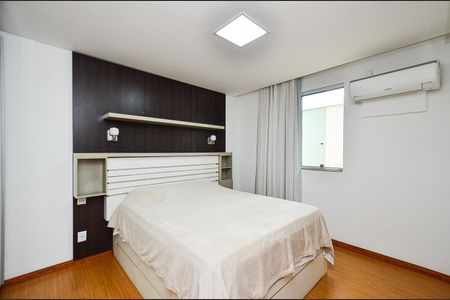 Apartamento à venda com 210m², 4 quartos e 2 vagas Apartamento à venda com 210m², 4 quartos e 2 vagasSuite