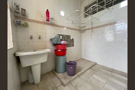 Casa à venda com 173m², 5 quartos e 4 vagas Casa à venda com 173m², 5 quartos e 4 vagasÁrea de Serviço