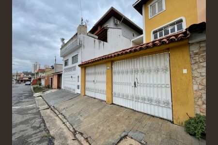 Casa à venda com 173m², 5 quartos e 4 vagas Casa à venda com 173m², 5 quartos e 4 vagasFachada rua 2