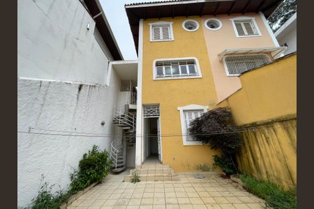 Casa à venda com 173m², 5 quartos e 4 vagas Casa à venda com 173m², 5 quartos e 4 vagasQuintal