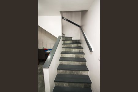 Casa à venda com 210m², 2 quartos e 5 vagas Casa à venda com 210m², 2 quartos e 5 vagasEscada