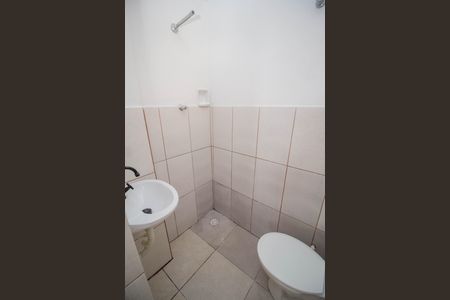 Banheiro de casa para alugar com 1 quarto, 28m² em Vila Palmeiras, São Paulo