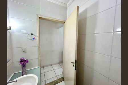 Casa à venda com 292m², 5 quartos e 4 vagas Casa à venda com 292m², 5 quartos e 4 vagasBanheiro 1