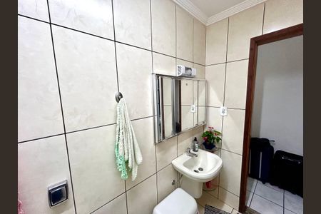 Casa à venda com 292m², 5 quartos e 4 vagas Casa à venda com 292m², 5 quartos e 4 vagasBanheiro 2