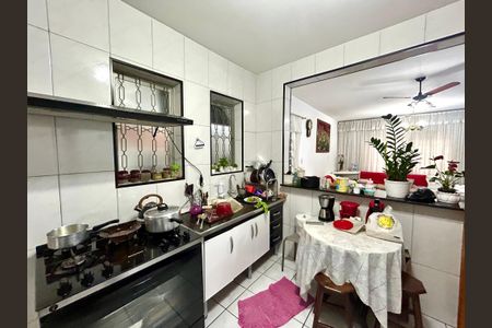 Casa à venda com 292m², 5 quartos e 4 vagas Casa à venda com 292m², 5 quartos e 4 vagasCozinha