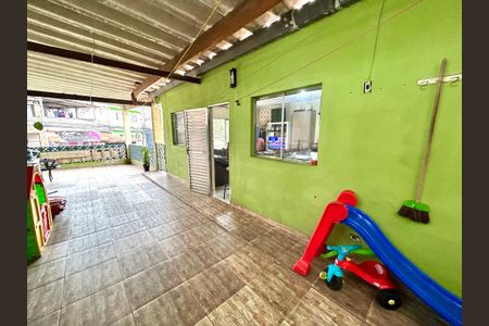 Casa à venda com 292m², 5 quartos e 4 vagas Casa à venda com 292m², 5 quartos e 4 vagasQuintal