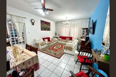 Casa à venda com 292m², 5 quartos e 4 vagas Casa à venda com 292m², 5 quartos e 4 vagasSala