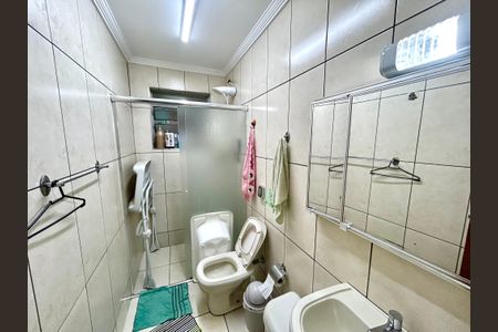 Casa à venda com 292m², 5 quartos e 4 vagas Casa à venda com 292m², 5 quartos e 4 vagasBanheiro 2