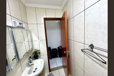 Casa à venda com 292m², 5 quartos e 4 vagas Casa à venda com 292m², 5 quartos e 4 vagasBanheiro 2