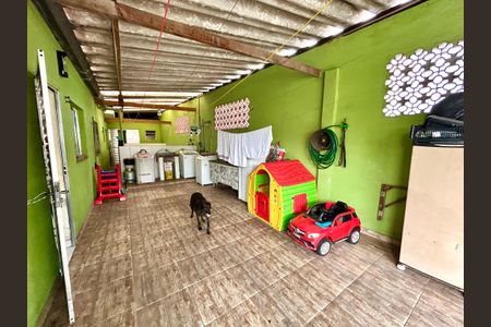 Casa à venda com 292m², 5 quartos e 4 vagas Casa à venda com 292m², 5 quartos e 4 vagasQuintal