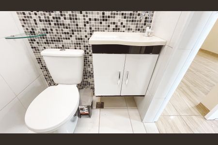 Apartamento à venda com 74m², 2 quartos e 1 vaga Apartamento à venda com 74m², 2 quartos e 1 vagaBanheiro da Suíte