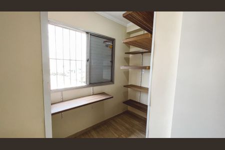 Apartamento à venda com 74m², 2 quartos e 1 vaga Apartamento à venda com 74m², 2 quartos e 1 vagaCloset da suíte