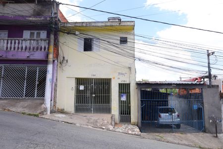 Casa para alugar com 30m², 1 quarto e sem vagaFachada do imóvel - Placa instalada no portão do imóvel - Código FPOT-871