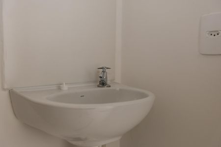 Banheiro de kitnet/studio para alugar com 1 quarto, 17m² em Vila Plana, São Paulo