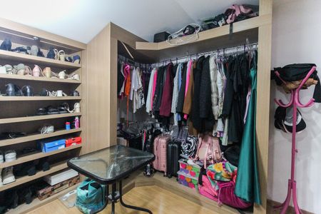 Casa à venda com 175m², 3 quartos e 3 vagas Casa à venda com 175m², 3 quartos e 3 vagasCloset Quarto 3 - Suíte