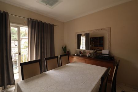 Casa à venda com 300m², 4 quartos e 5 vagasSala