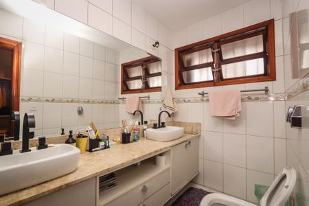 Casa à venda com 350m², 5 quartos e 5 vagasBanheiro da Suite