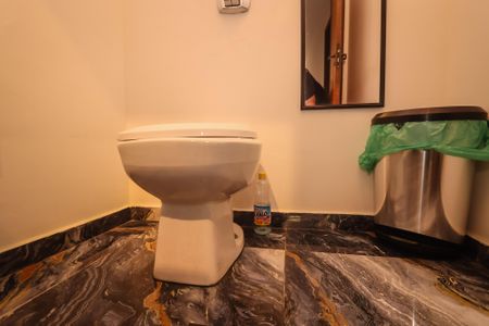 Casa à venda com 350m², 5 quartos e 5 vagasBanheiro de Serviço