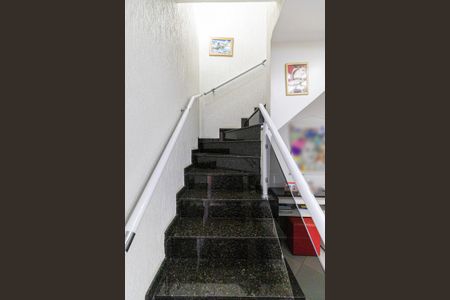 Casa para alugar com 200m², 3 quartos e 2 vagasEscada